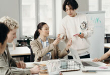 ถอดรหัสทำไม ‘มอบหมายงาน’ แล้วต้องตามบี้ทุกวัน: พลิกบทบาทสู่ผู้นำที่แท้จริง ถอดรหัสทำไม 'มอบหมายงาน' แล้วต้องตามบี้ทุกวัน: พลิกบทบาทสู่ผู้นำที่แท้จริง